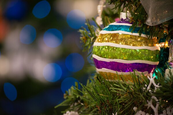 Bola multicolor en el árbol de Navidad