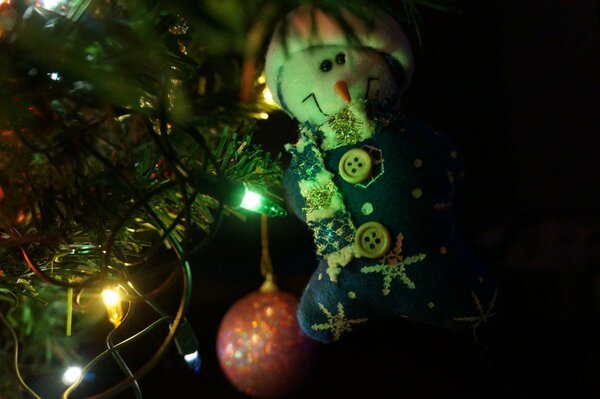 Albero di Natale festivo nelle lanterne