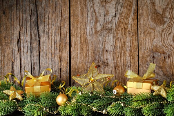 Fröhlicher Weihnachtsschmuck am Weihnachtsbaum