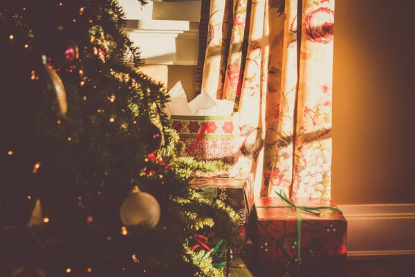Regalo di Capodanno all albero di Natale