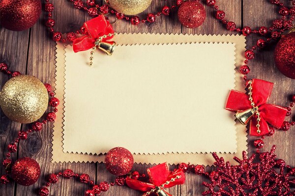 Papel de texto enmarcado de juguetes de Navidad rojos y dorados