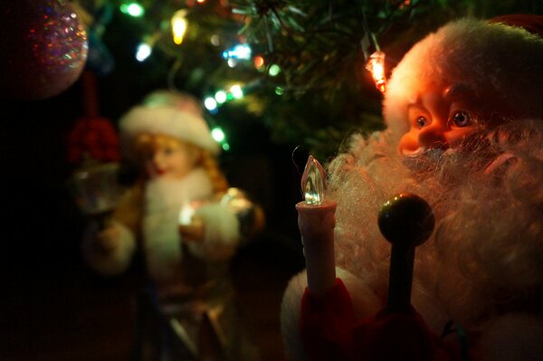 Père Noël et Snow Maiden sous l arbre de Noël dans la nuit du nouvel an