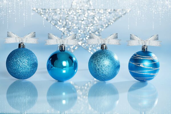 Новогодние ёлочные игрушки. Синие шары с бантами