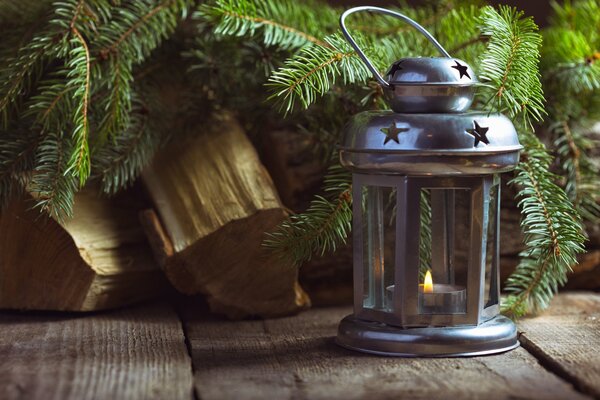 Candelabro en una casa de madera debajo del árbol de Navidad