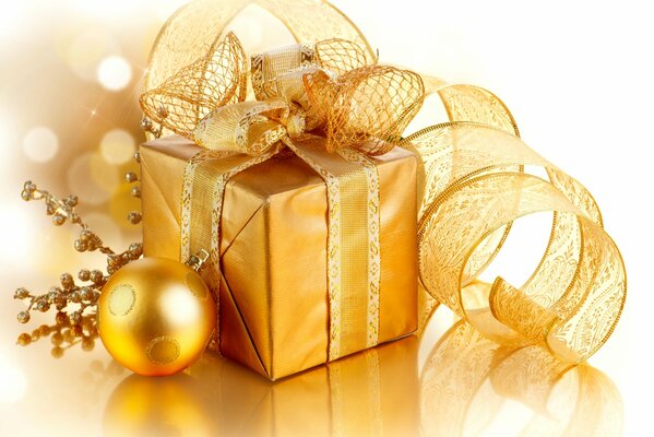 Boîte en or de Noël avec ruban