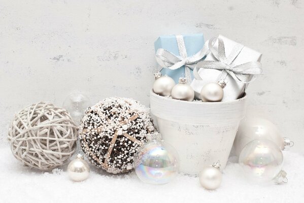 Cadeaux dans un pot de fleurs, beaucoup de boules blanches et des sensations de Noël