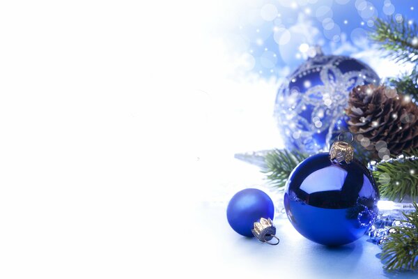 Fond de Noël avec des boules bleues et une branche de sapin