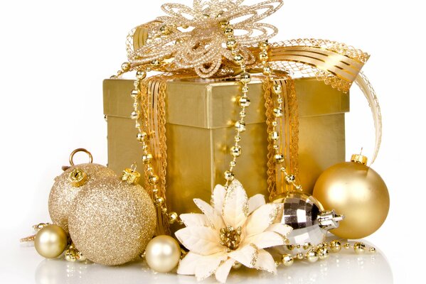 Złote pudełko i ozdoby na Boże Narodzenie