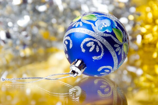 Boule bleue de Noël sur verre