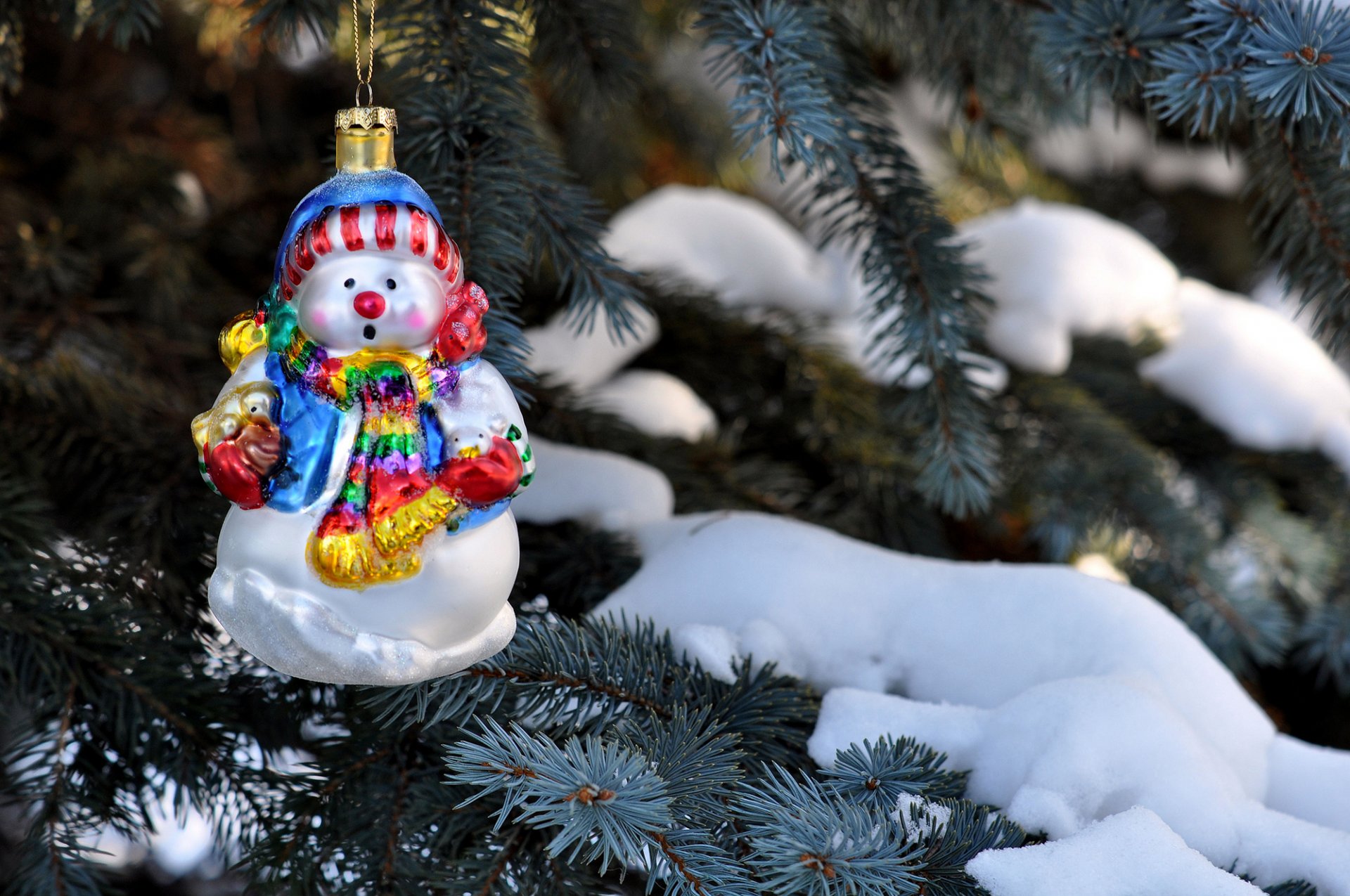 giocattolo pupazzo di neve albero di natale abete rosso aghi rami inverno neve vacanze natura nuovo anno natale