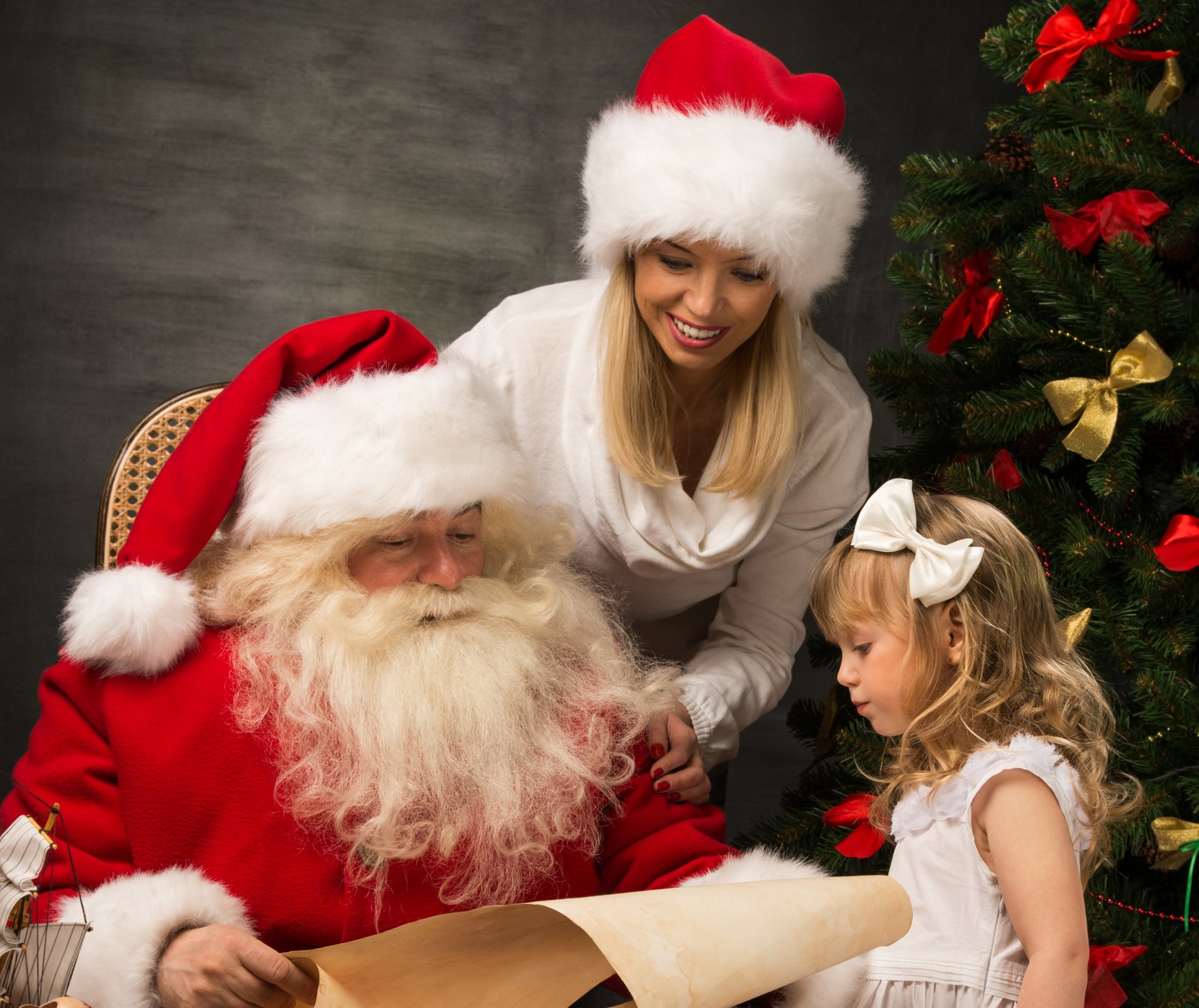 natale capodanno vacanza babbo natale ragazza ragazza cappello albero di natale sorriso