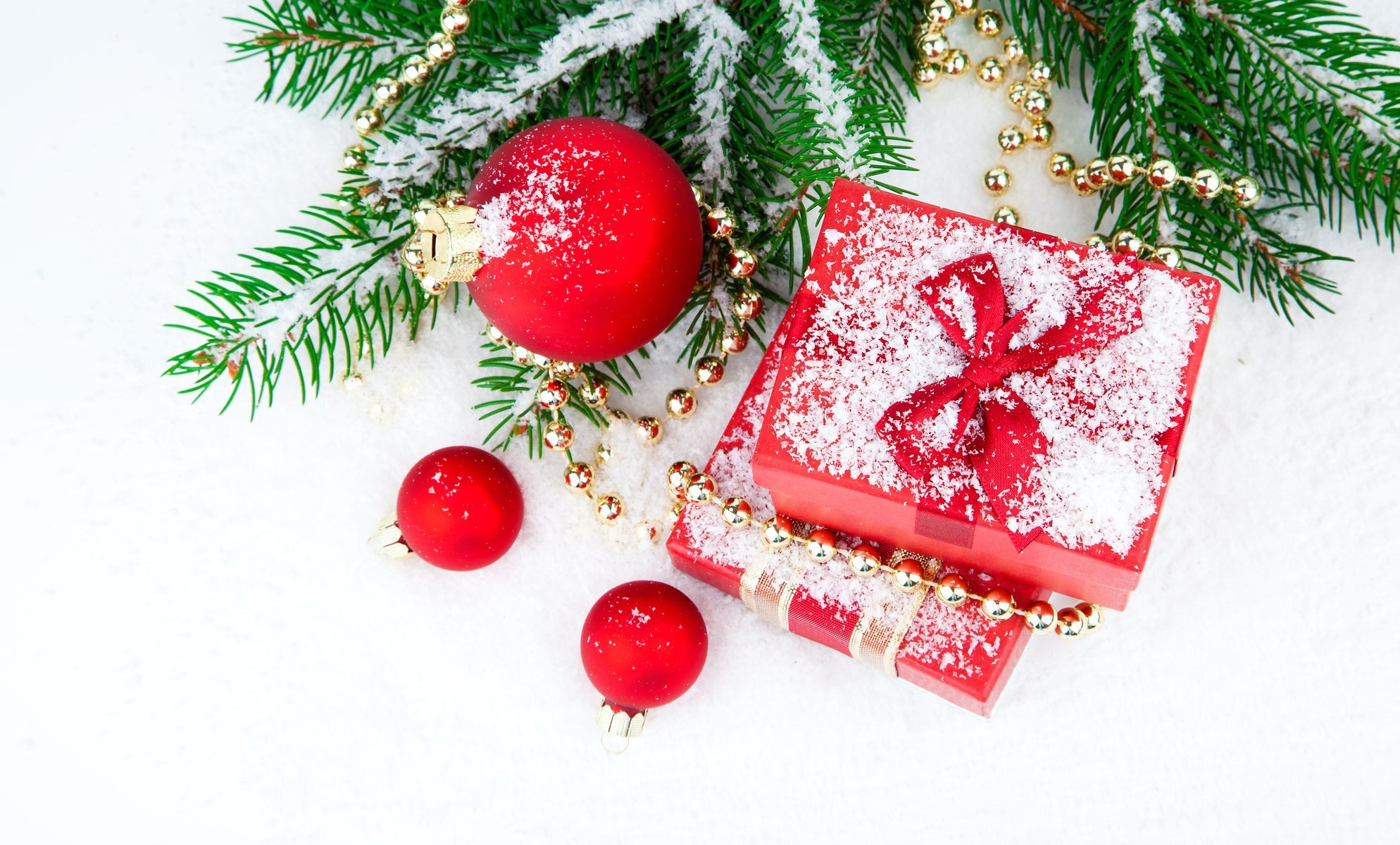 bolas bolas rojo regalo juguetes árbol de navidad nieve cuentas ramas árbol abeto árbol de navidad vacaciones invierno año nuevo navidad