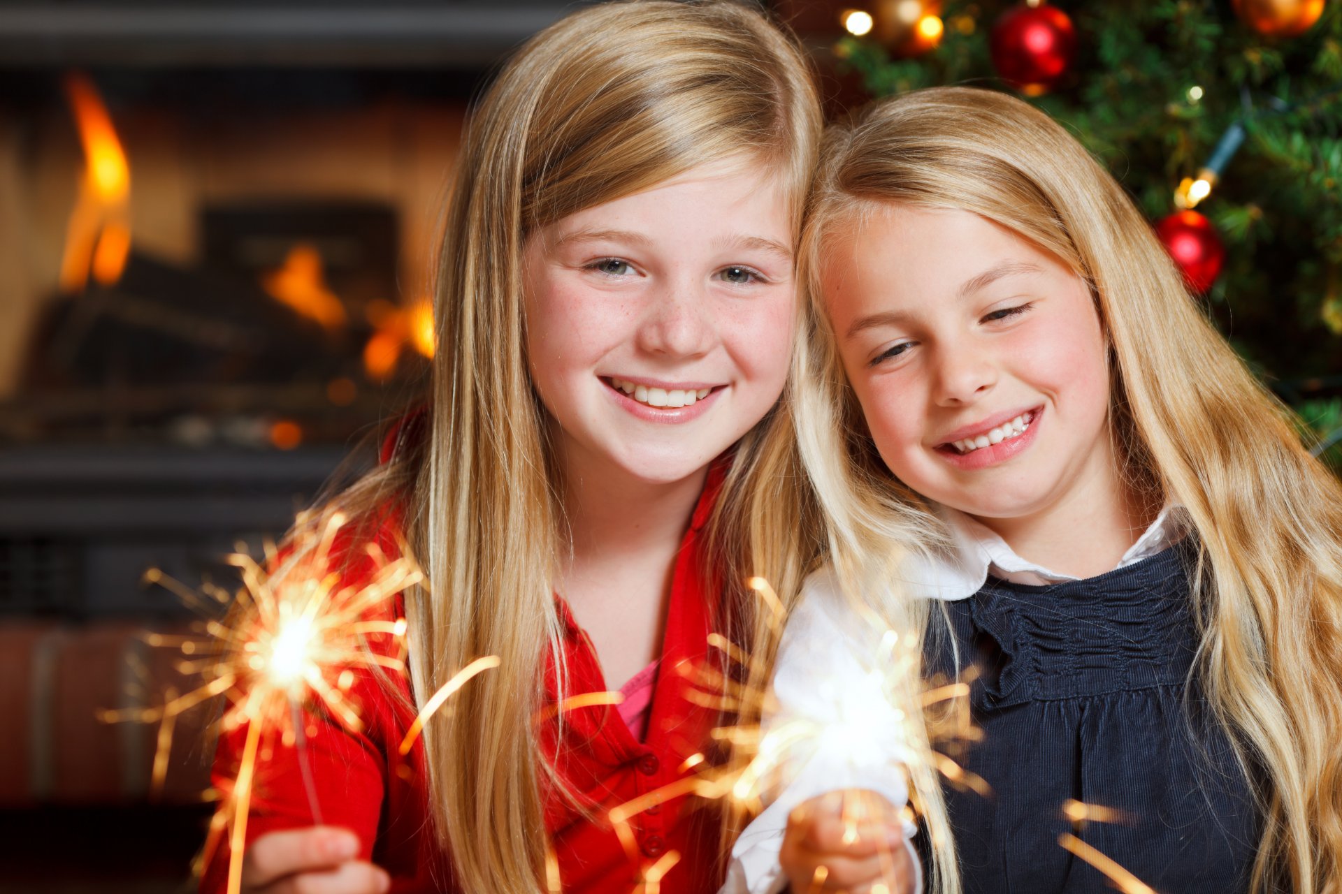 joyeux noël nouvel an cierges filles souriant heureux enfant lanternes nouvel an petites filles heureux enfants lumière