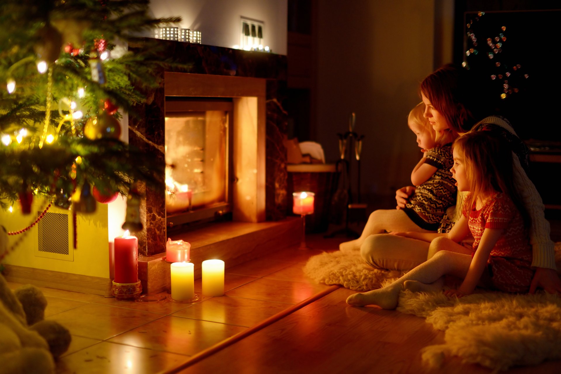 niños mujer chimenea navidad familia comodidad año nuevo