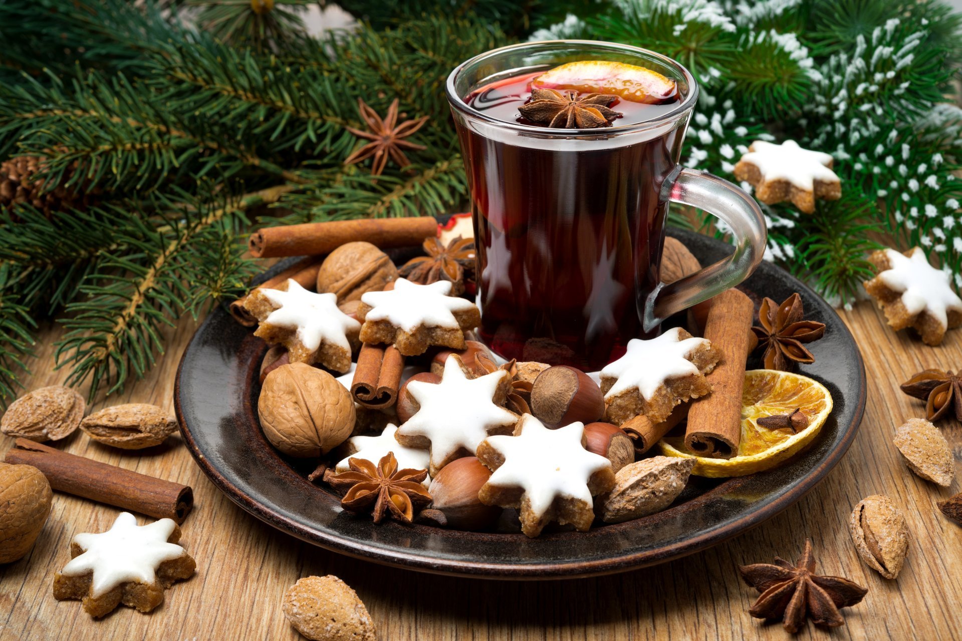 glühwein wein trinken nüsse kekse neujahr gewürze zimt zitrone sternanis anis backen zweige tanne feiertage winter lichter neues jahr weihnachten