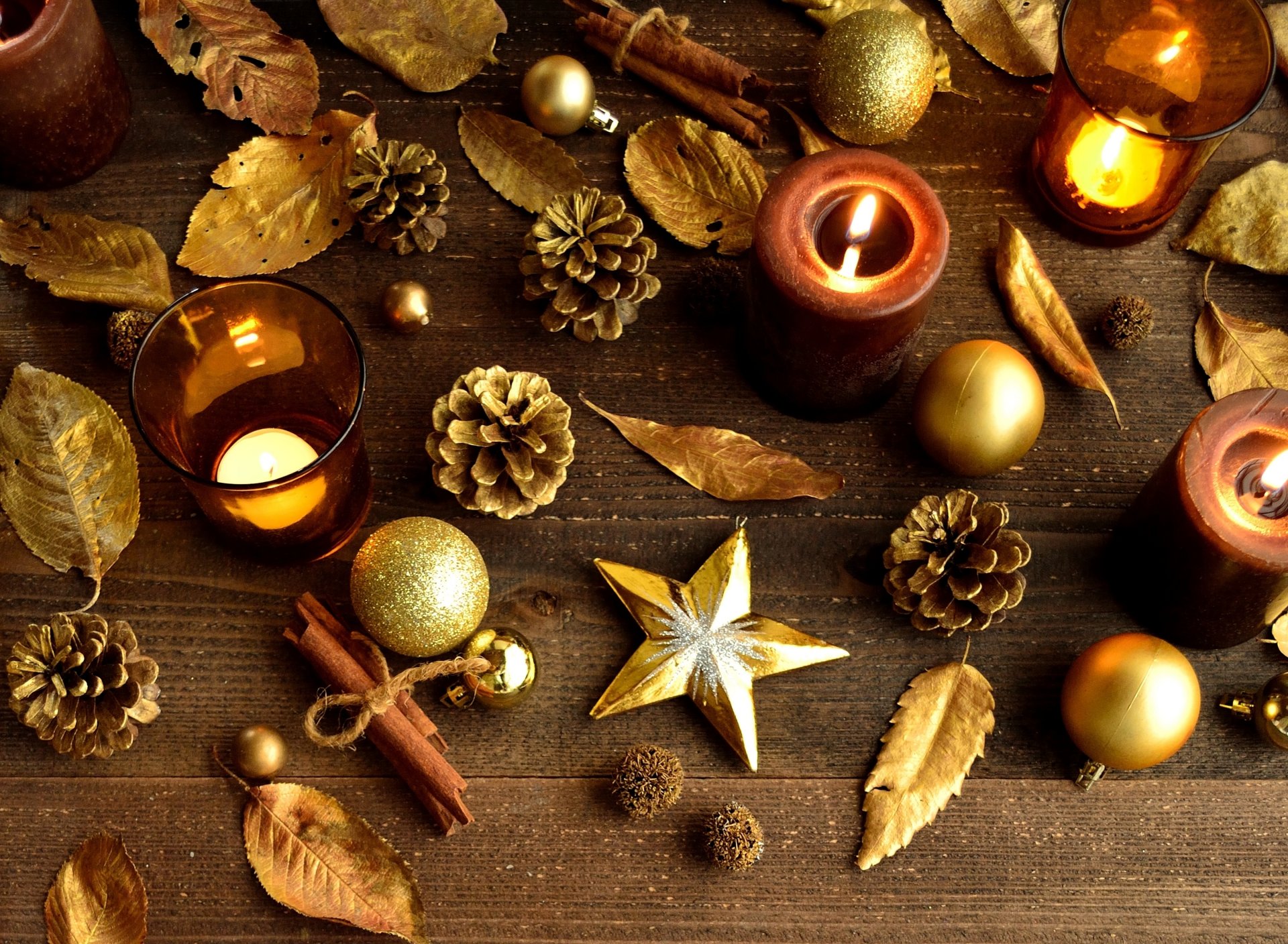 velas hojas estrellas conos oro palos canela bolas juguetes árbol de navidad año nuevo navidad año nuevo