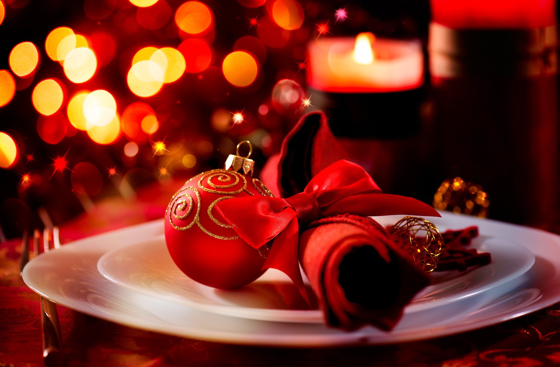 boule rouge serviette assiette vaisselle table festif bokeh hiver lumières vacances bougies nouvel an noël