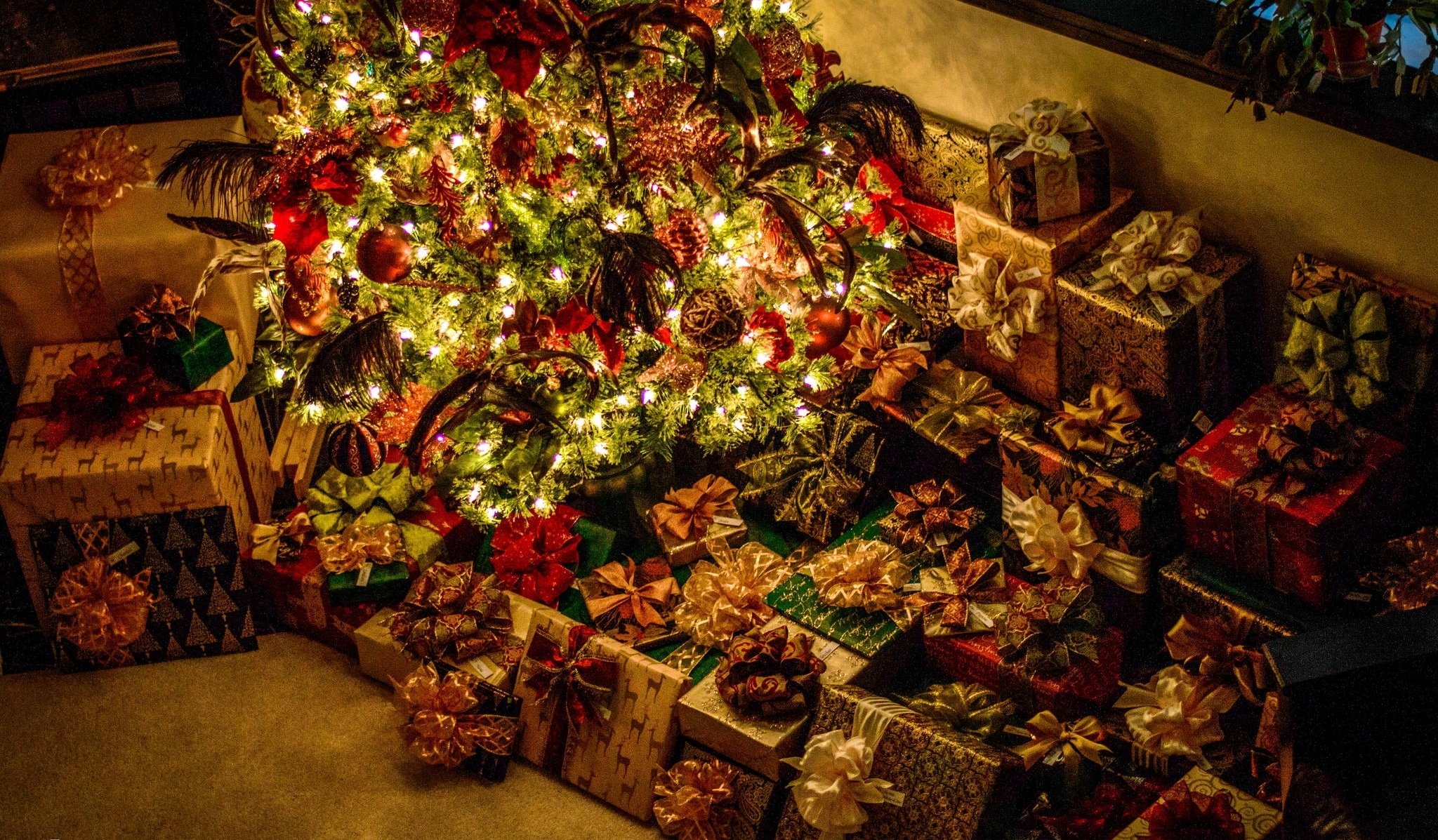 año nuevo vacaciones noche árbol de navidad regalos luces