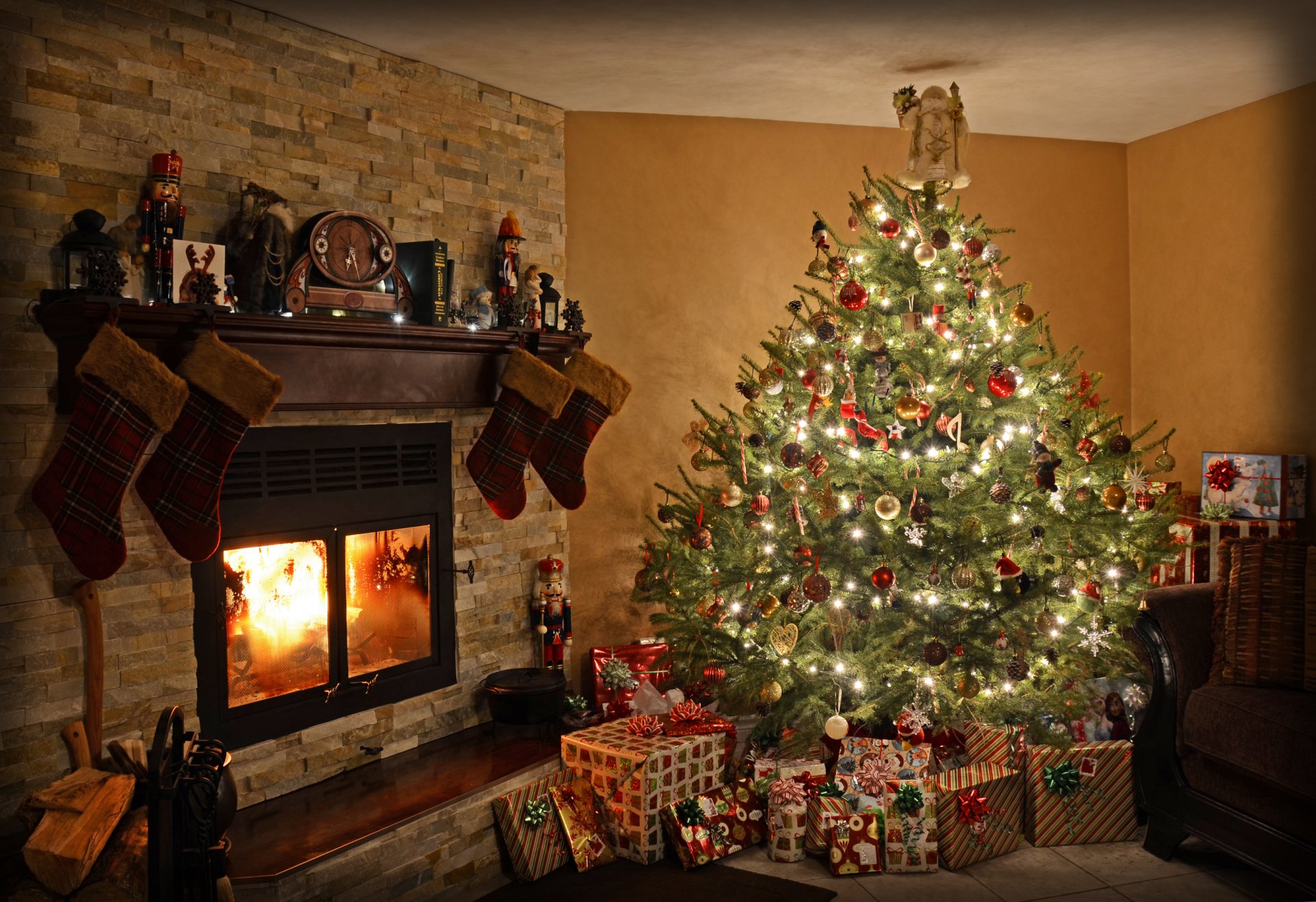 nouvel an noël vacances chambre arbre de noël cheminée cadeaux décoration jouets lanternes lumière