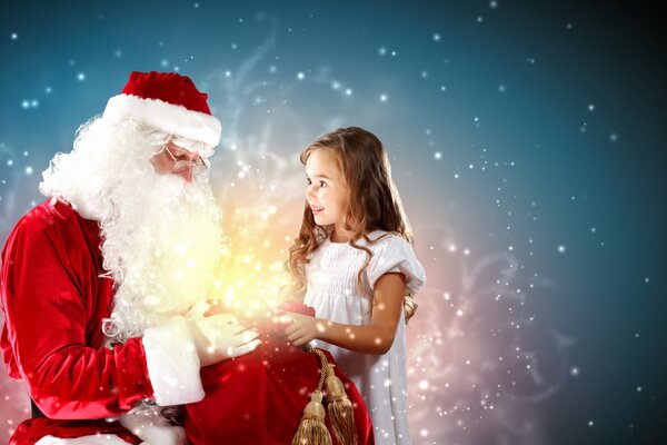 Grand-père Noël ouvre un sac avec des cadeaux pour les livrer à une petite fille