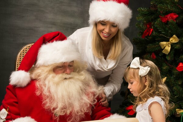 Babbo Natale legge la lista dei desideri