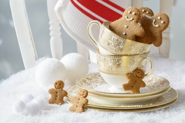 Lebkuchenmänner in einem Becher mit einem Arnament