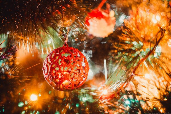 Albero di Natale luminoso con giocattoli di Natale