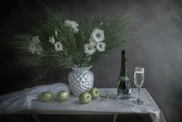 Neujahrs-Stillleben mit Blumen, Äpfeln und Champagner