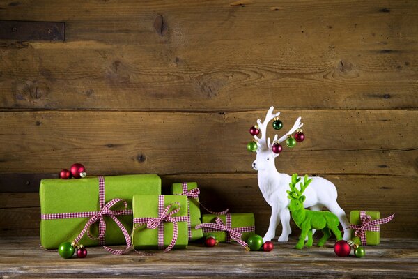 Regalos de Navidad y adornos de árbol de Navidad