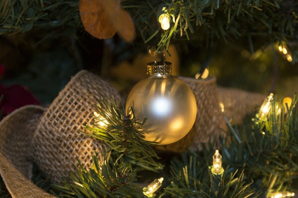 Árbol de Navidad decorado con guirnaldas, bolas y bombillas