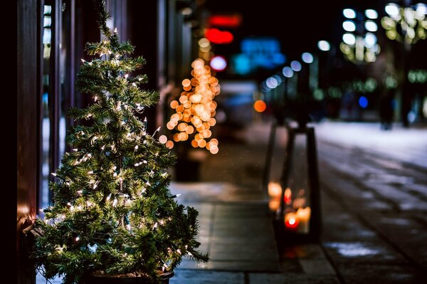 Strada serale nel nuovo anno, albero di Natale e ghirlande