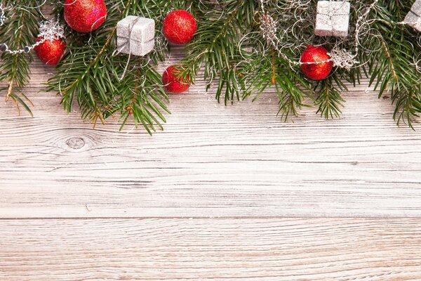 Albero di Natale decorato con palle