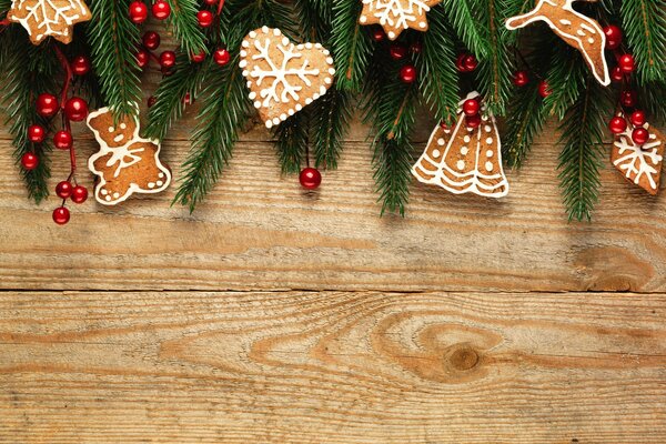 Hermosos árboles de Navidad con cuentas y pan de jengibre