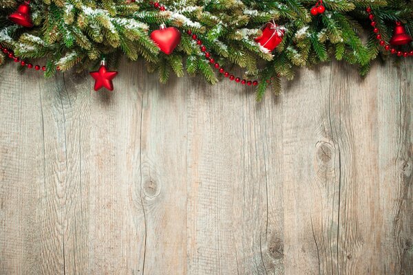 Décorations de Noël. Branches de sapin avec des jouets de Noël rouges