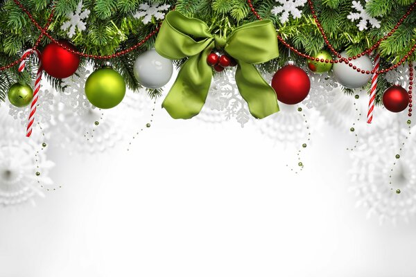 Palle di Natale e nastro su sfondo bianco