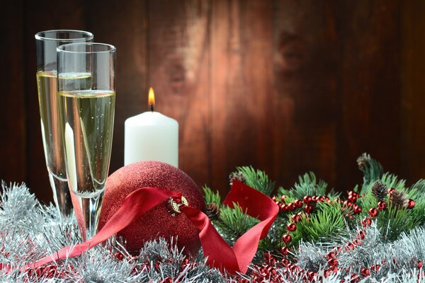 Zwei Gläser Sekt mit Lametta und Weihnachtsbaum