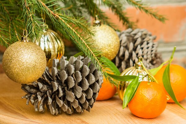 Weihnachten und Neujahr Zapfen, Spielzeug, Orangen unter dem Weihnachtsbaum