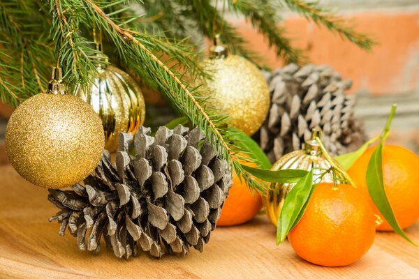 Conos de Navidad y año nuevo, juguetes, naranjas debajo del árbol