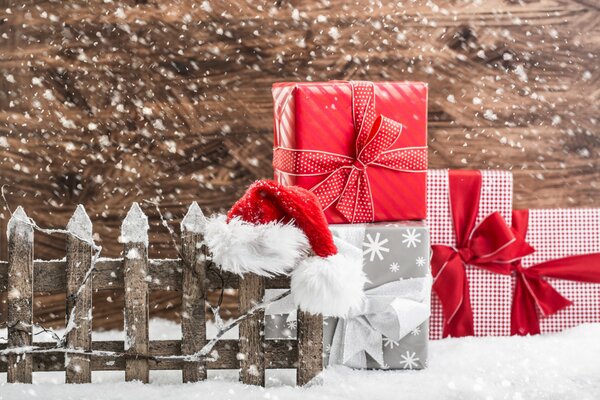 Rote Geschenke im weißen Schnee