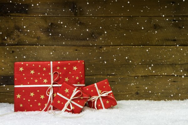 Красные коробки в звездах подарки в рождеству