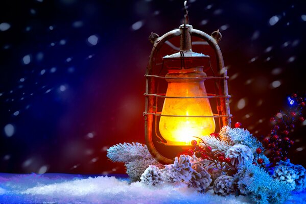 Праздничное оформление зимой фонарь