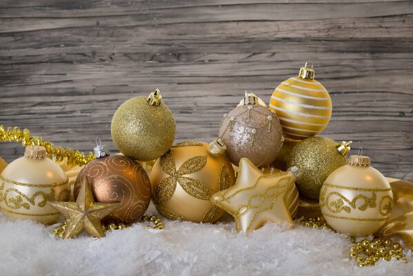 Goldene Kugeln und Sterne am Weihnachtsbaum