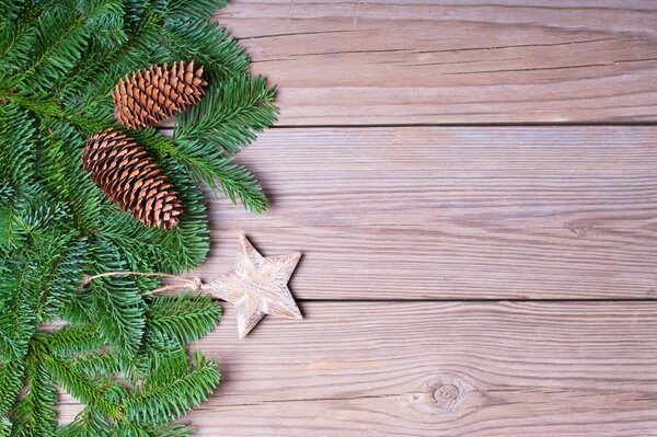 Conos en el árbol de Navidad en Navidad