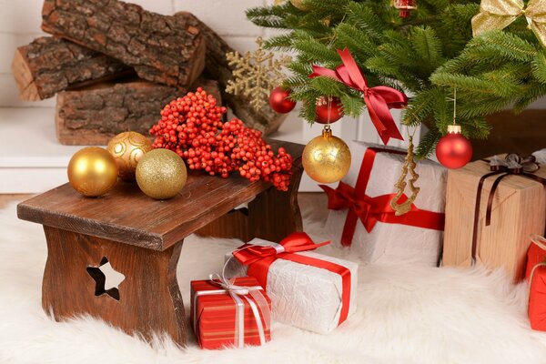 Cadeaux de Noël sous l arbre de Noël habillé