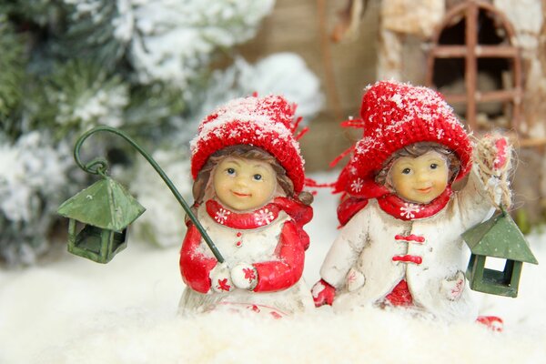 Poupées joyeuses de Noël avec des chapeaux de lanterne