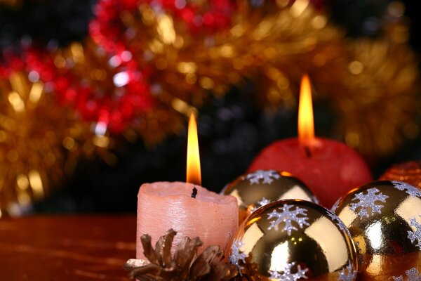 Belles bougies sur la table du nouvel an