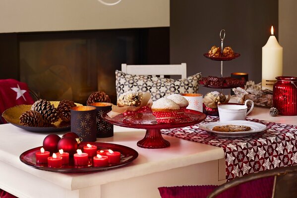 Table de fête de Noël avec des bougies