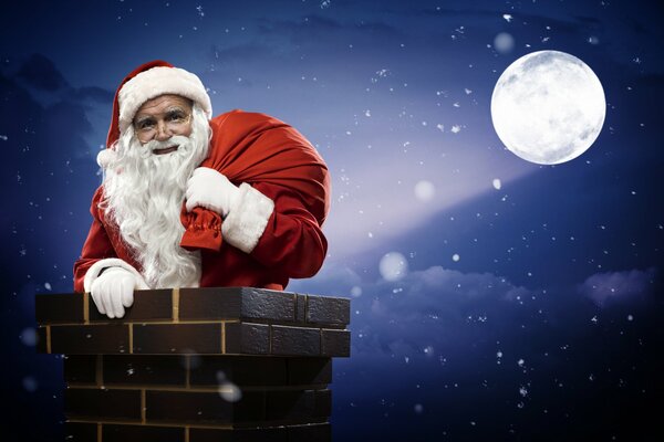 Święty Mikołaj z torbą prezentóww pełni księżyca