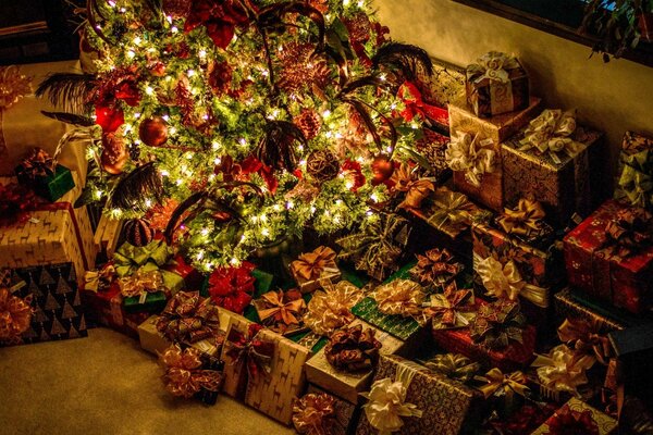 Albero di Natale festivo circondato da regali di Capodanno