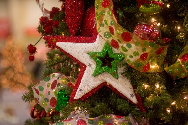 Dekoration am Weihnachtsbaum in Form eines Sterns mit Bändern